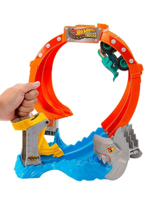 JFR08 Hot Wheels Monster Trucks Dönen Corkscrew Shark Çarpışması