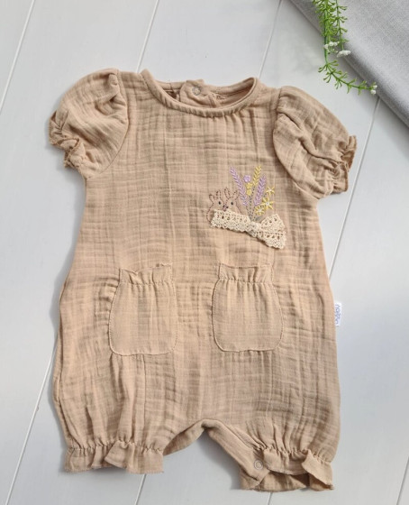 Müslin Kumaş Çiçek Nakışlı Pamuklu Kız Bebek Tulum Müslin Kumaş Çiçek Nakışlı Pamuklu Kız Bebek Tulum