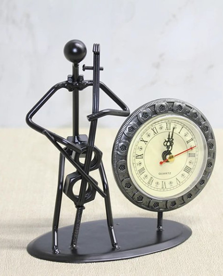 Metal Saatli Keman Çalan Müzisyen Alk4333