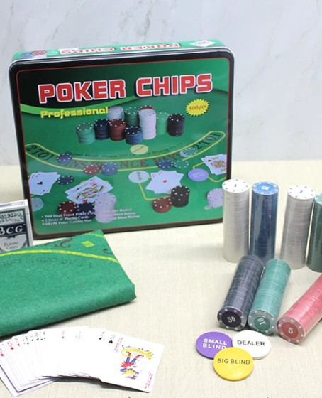 Metal Kutulu 500 Chip Ve 2 Adet İskambil  Kağit Setine Sahip Poker Oyunu Alk3540