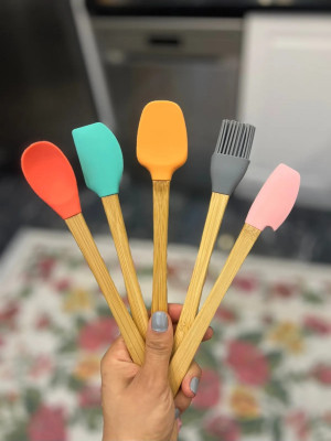 5'li Renkli Ahşap Saplı Silikon Uçlu Spatula Fırçalı Kaşık Seti -Yemek Hazırlık Seti 21 Cm 5'li Renkli Ahşap Saplı Silikon Uçlu Spatula Fırçalı Kaşık Seti -Yemek Hazırlık Seti 21 Cm