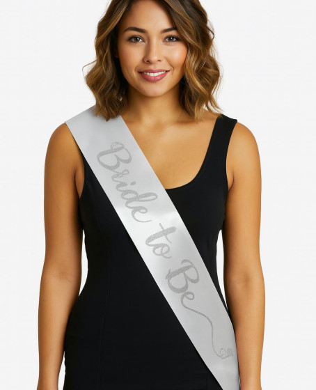 Beyaz Saten Üzerine El Yazısı İtalik Gümüş Bride To Be Kuşağı 10 cm Genişlik Beyaz Saten Üzerine El Yazısı İtalik Gümüş Bride To Be Kuşağı 10 cm Genişlik