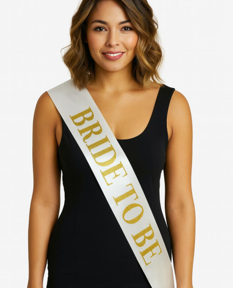 Beyaz Saten Üzerine Kalın Altın Yazılı Bride To Be Kuşağı 10 cm Genişlik Beyaz Saten Üzerine Kalın Altın Yazılı Bride To Be Kuşağı 10 cm Genişlik