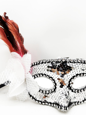 Gümüş Renk Yandan Tüylü Güllü Gümüş Taşlı Pullu Maske 20x22 cm Gümüş Renk Yandan Tüylü Güllü Gümüş Taşlı Pullu Maske 20x22 cm