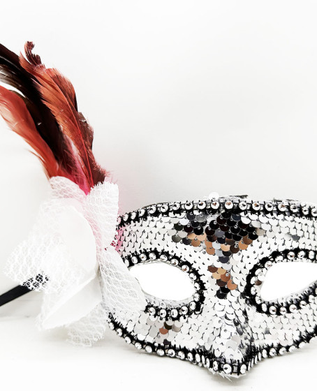 Gümüş Renk Yandan Tüylü Güllü Gümüş Taşlı Pullu Maske 20x22 cm