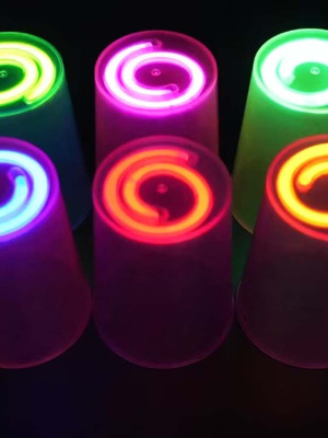 Karanlıkta Yanan Gece Işığı Mega Glow Bardaklar 8 Adet 8.5 x 10.5 cm Karanlıkta Yanan Gece Işığı Mega Glow Bardaklar 8 Adet 8.5 x 10.5 cm