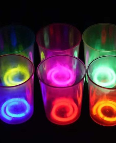 Karanlıkta Yanan Gece Işığı Mega Glow Bardaklar 8 Adet 8.5 x 10.5 cm
