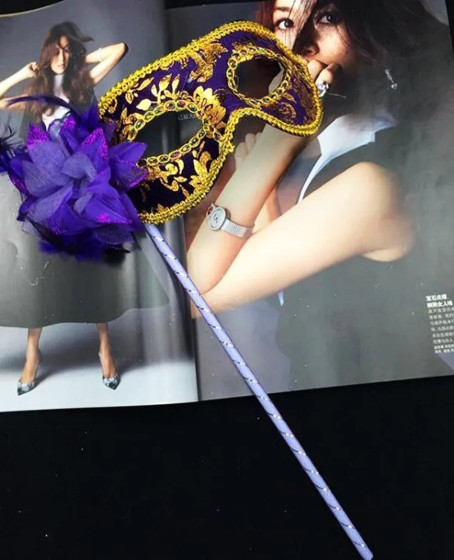 Lüks Taşlı Saplı Maskeli Balo Maskesi Mor Renk 35 cm Lüks Taşlı Saplı Maskeli Balo Maskesi Mor Renk 35 cm