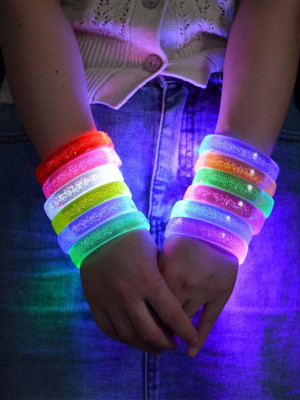 Pembe Led Işıklı Baskı Yapılabilen Pilli Bileklik Bilezik 1,5 cm Genişlik Pembe Led Işıklı Baskı Yapılabilen Pilli Bileklik Bilezik 1,5 cm Genişlik