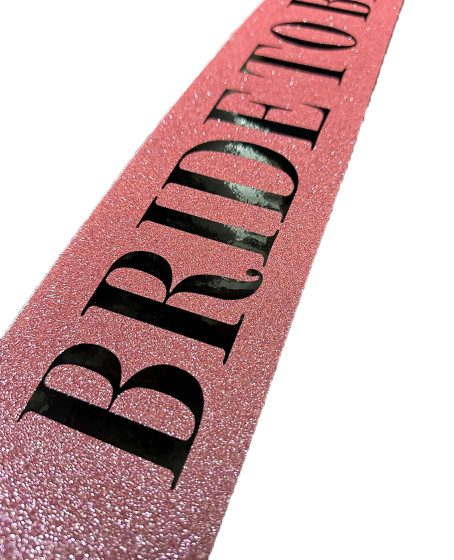 Pembe Üzeri Siyah Büyük Bride To Be Yazılı Simli Işıltılı Kuşak Kemer 10 cm Genişlik