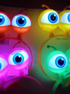 Rengarenk 3 Farklı Fonksiyonda Yanan Led Işıklı Uzaylı Göz Taç 1 Adet 18x12 cm