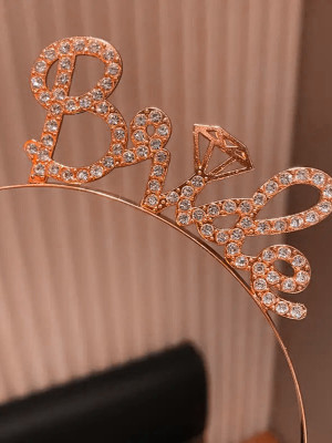 Rose Gold Renkli Taşlı “Bride” Gelin Tacı – El Yazısı Yazı Tipiyle Rose Gold Renkli Taşlı “Bride” Gelin Tacı – El Yazısı Yazı Tipiyle