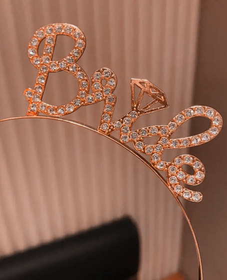 Rose Gold Renkli Taşlı “Bride” Gelin Tacı – El Yazısı Yazı Tipiyle