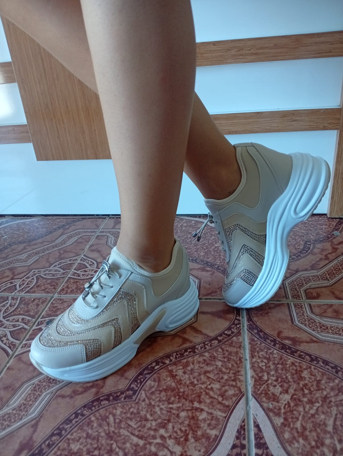 Kadın Yüksek Taban Rahat Şık Günlük Spor Ayakkabı Bej Renk Kadın Yüksek Taban Rahat Şık Günlük Spor Ayakkabı Bej Renk
