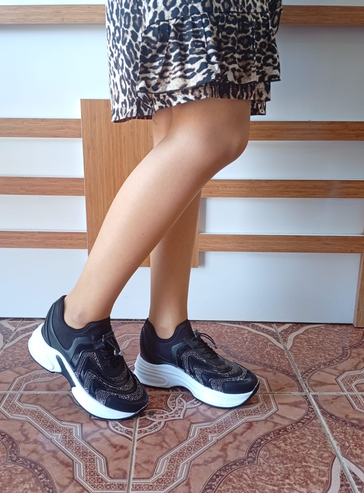 Kadın Yüksek Taban Rahat Şık Günlük Spor Ayakkabı Siyah Renk Kadın Yüksek Taban Rahat Şık Günlük Spor Ayakkabı Siyah Renk