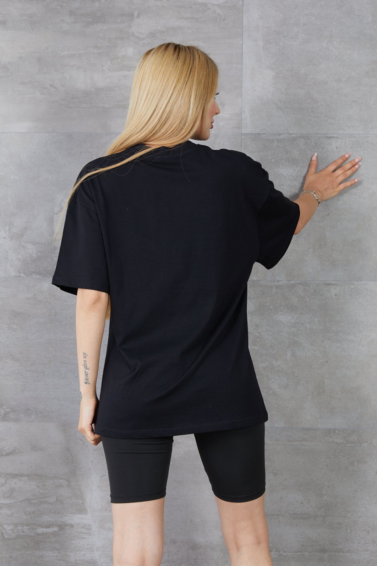 Kadın Silüet Baskılı Bisiklet Yaka Oversize T-shirt Kadın Silüet Baskılı Bisiklet Yaka Oversize T-shirt