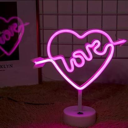 CLZ303  Kalpli Love Yazılı Dekoratif Neon Pilli Led Masa ve Gece Lambası