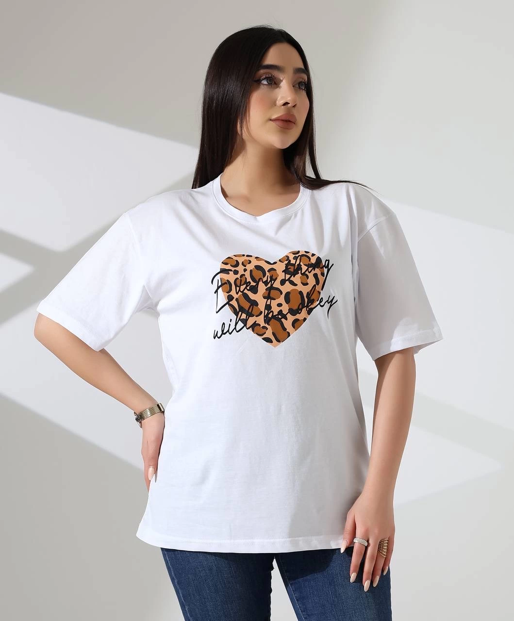 Leopar kalp baskılı tişört Leopar kalp baskılı tişört