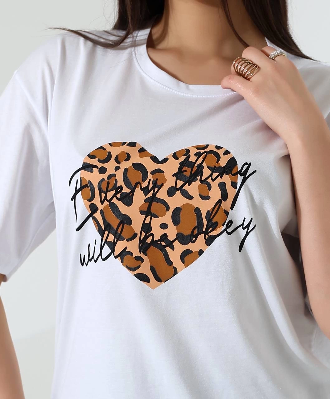 Leopar kalp baskılı tişört Leopar kalp baskılı tişört
