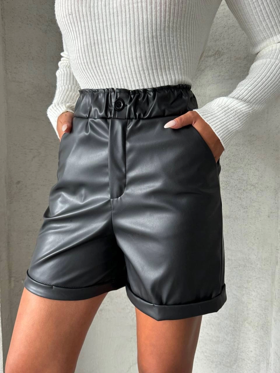 Beli lastikli duble paça deri şort siyah w24755 Beli lastikli duble paça deri şort siyah w24755