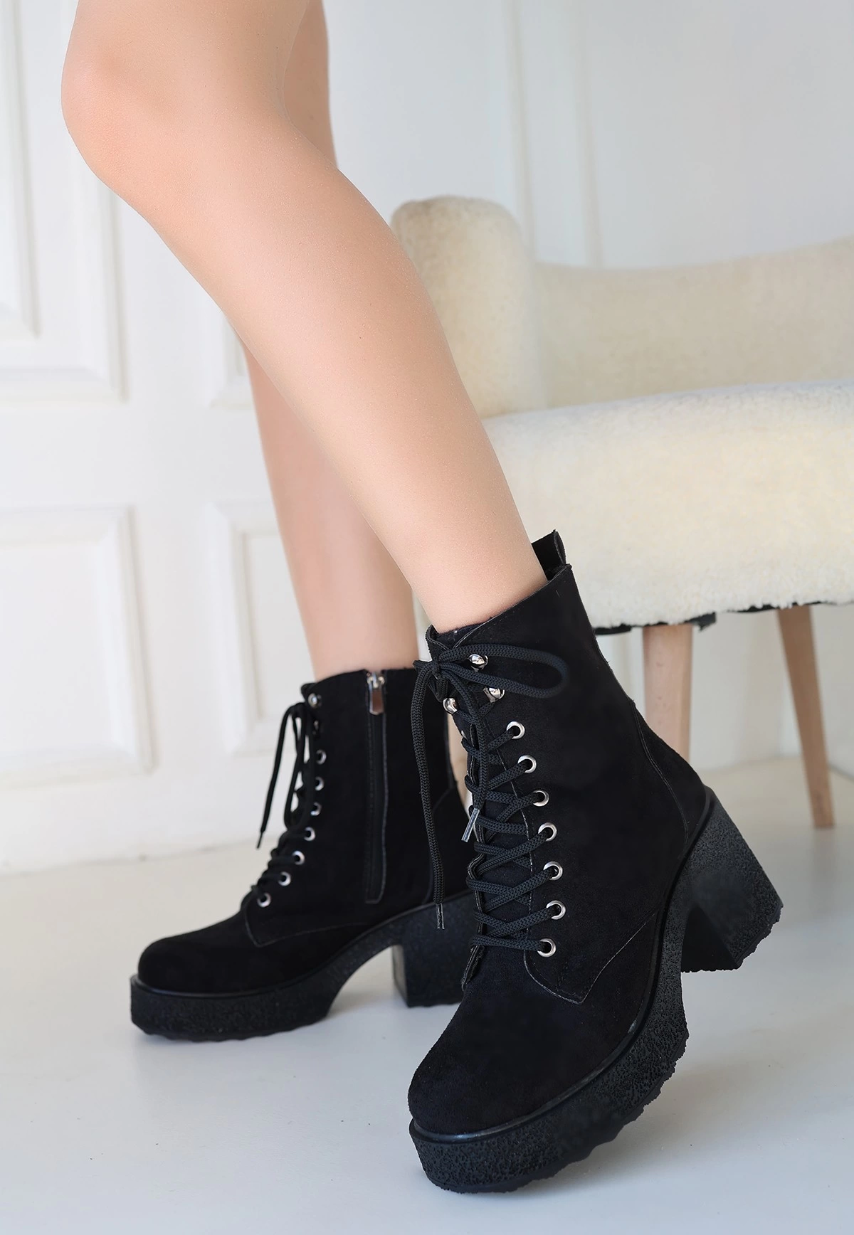 Emilla Siyah Süet Bağcıklı Bot Emilla Siyah Süet Bağcıklı Bot