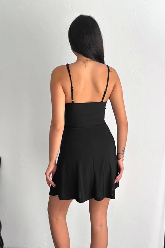 İnce çift askılı mini elbise İnce çift askılı mini elbise