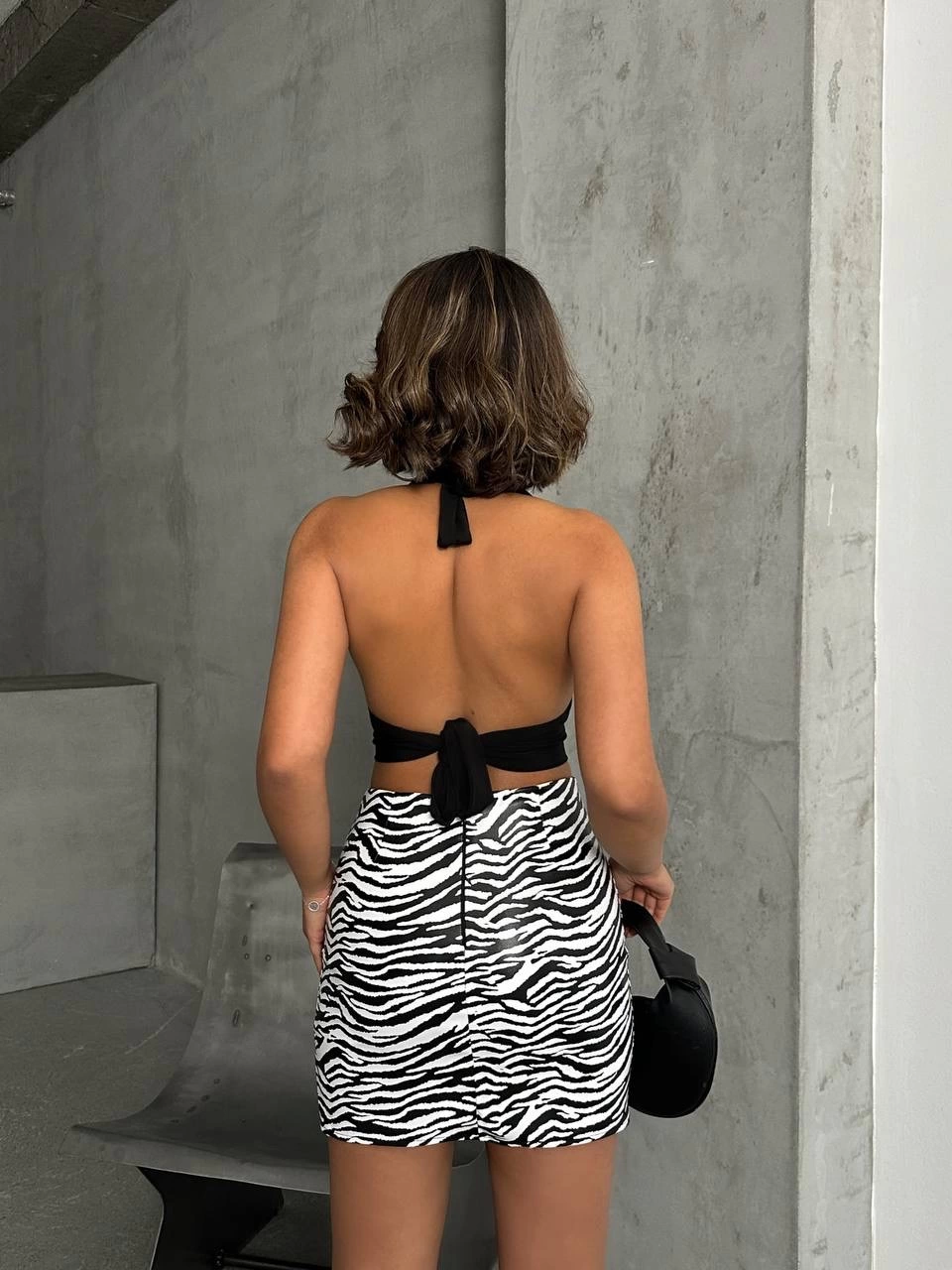 Tek yırtmaçlı zebra desenli deri etek beyazsiyah w24475-S Tek yırtmaçlı zebra desenli deri etek beyazsiyah w24475-S
