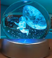CLZ192 Uçan Astronot Plastik Altlıklı Işıklı Cam Küre