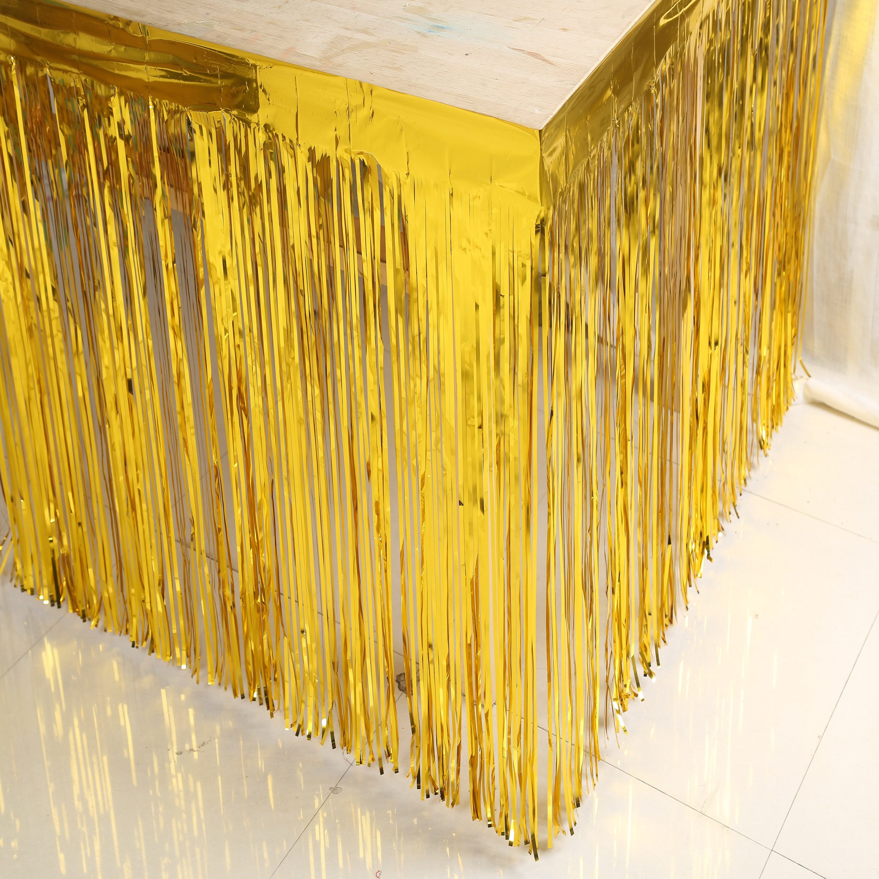 CLZ192 Püsküllü Işıltılı Metalize Altın Renk Masa Eteği 75 cm x 4 m (4172)