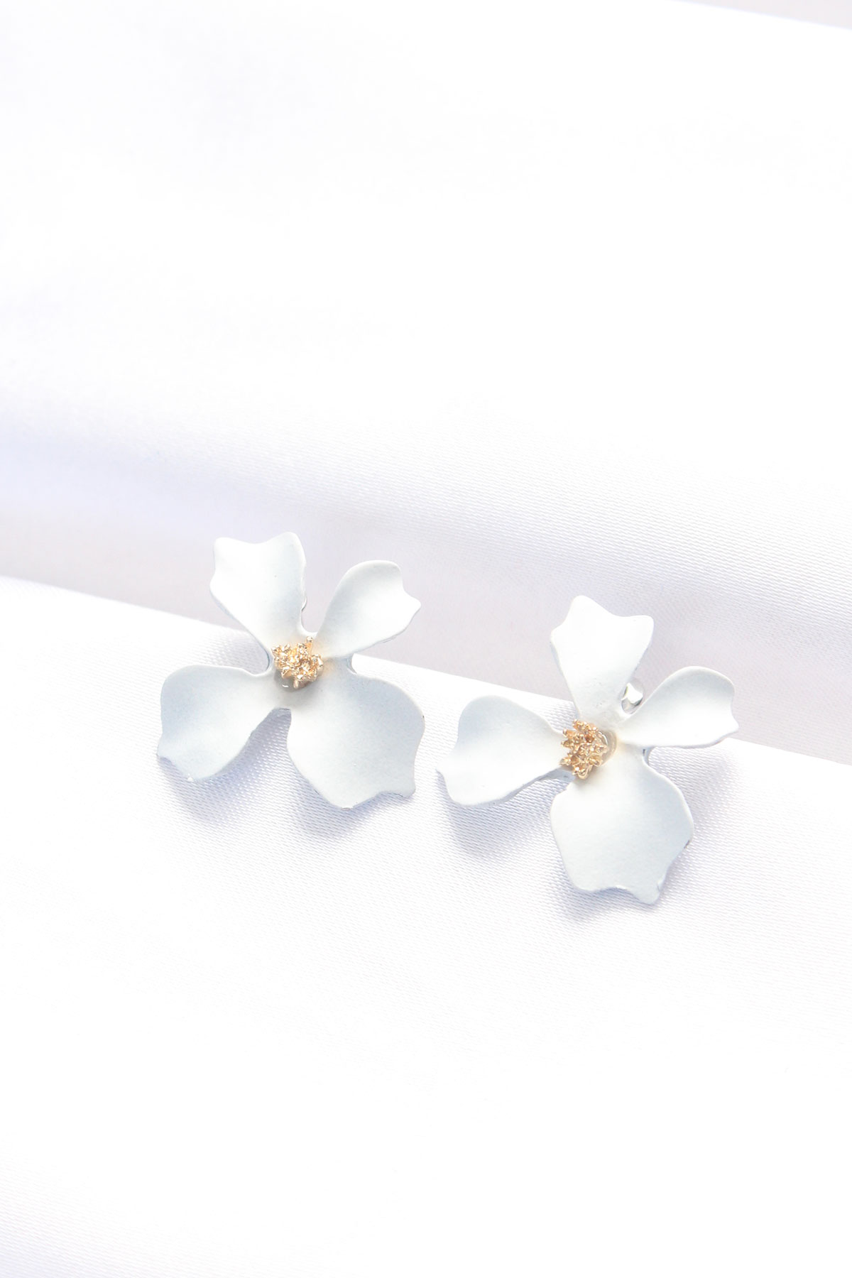 CLZ943  Beyaz Renk Taşlı Çiçek Küpe