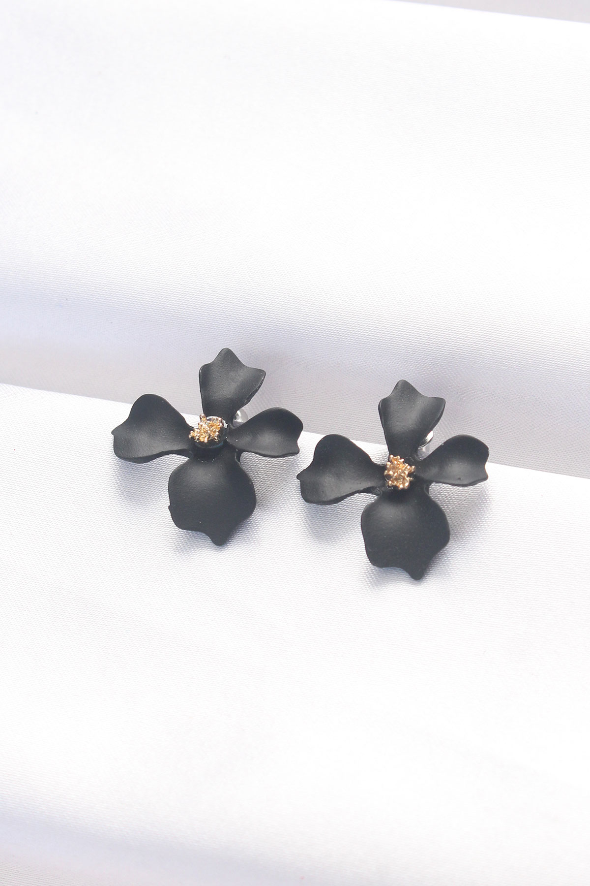CLZ943  Siyah Renk Taşlı Çiçek Küpe