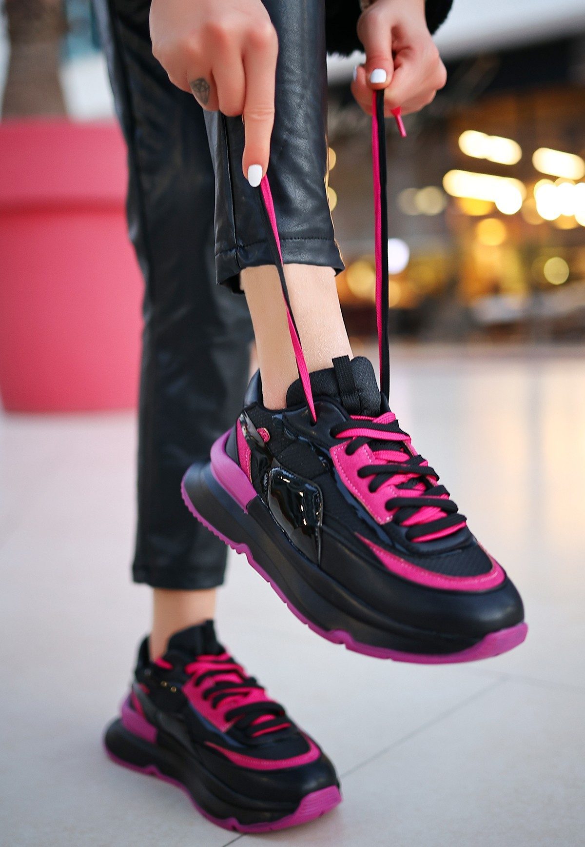 CLZ741 - Siyah Cilt Fuşya Detaylı Spor Ayakkabı