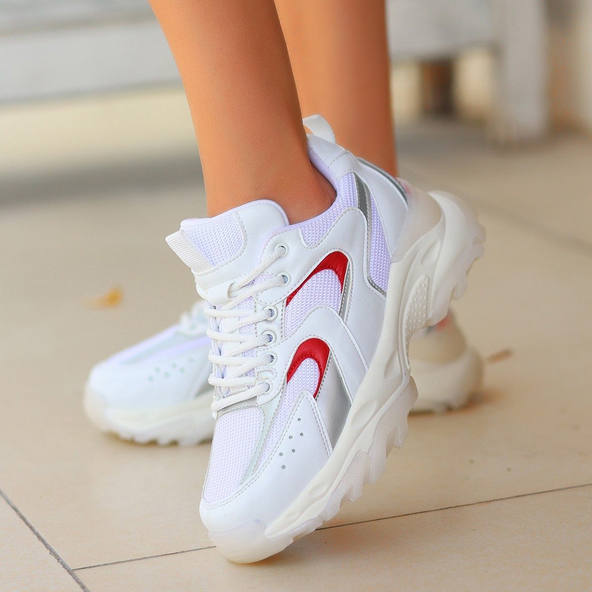 CLZ741 - Beyaz Cilt Kırmızı Detaylı Spor Ayakkabı