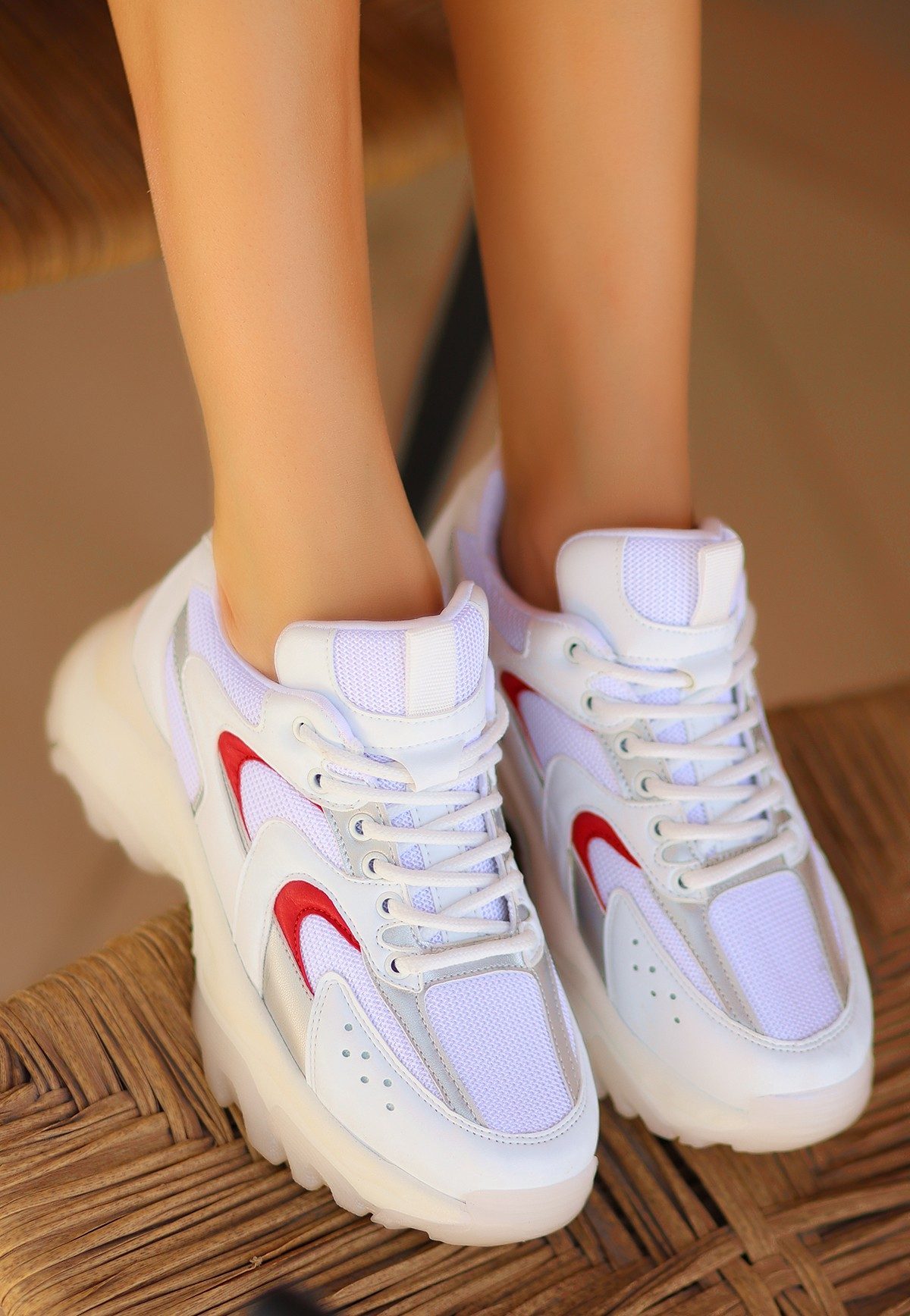 CLZ741 - Beyaz Cilt Kırmızı Detaylı Spor Ayakkabı