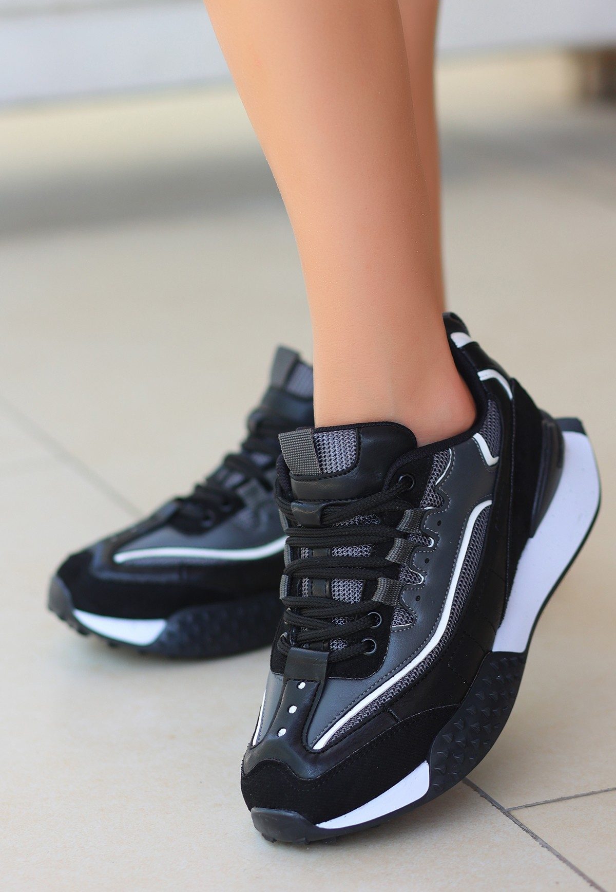 CLZ741 - Siyah Cilt Beyaz Detaylı Spor Ayakkabı