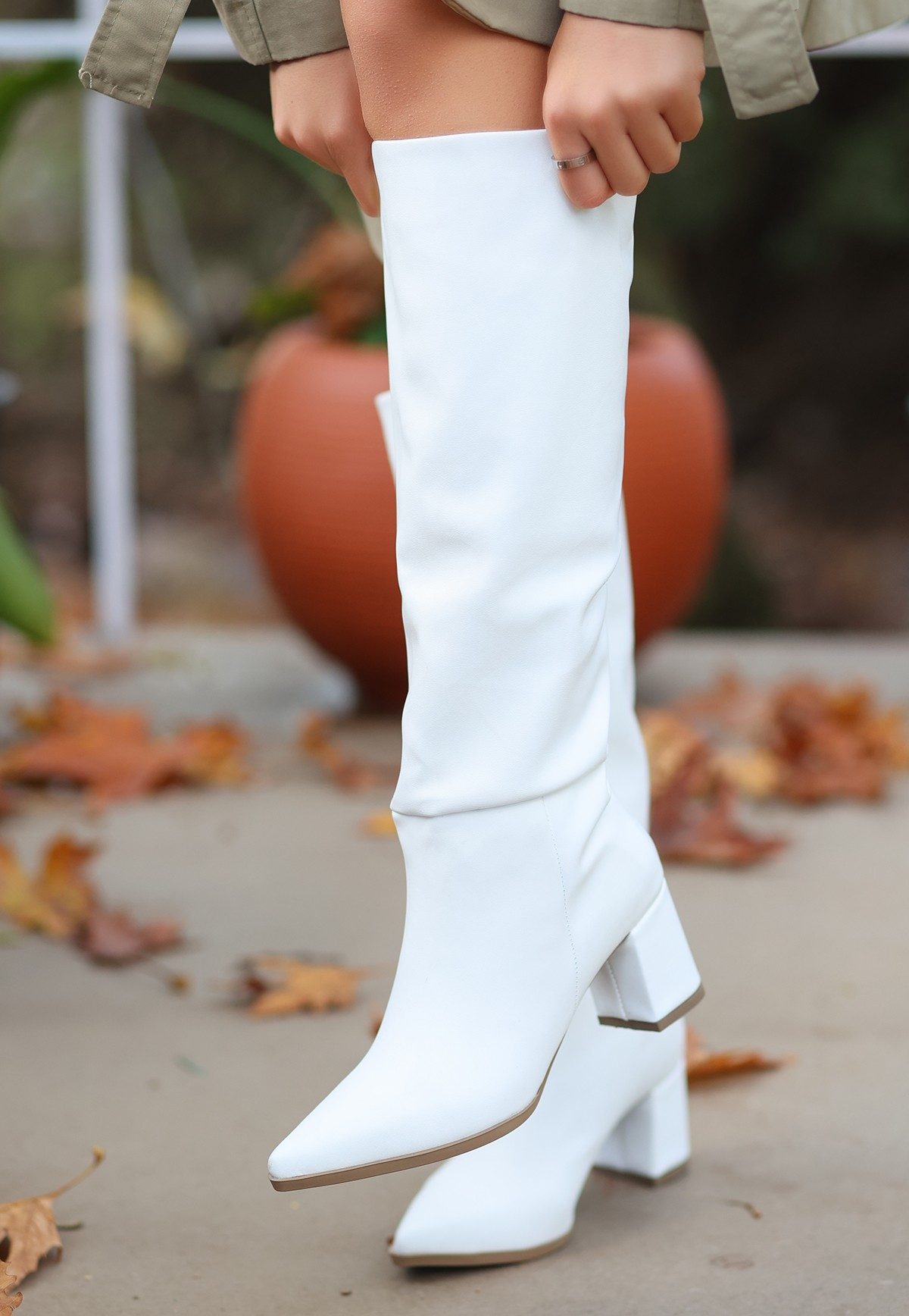 CLZ943 Beyaz Cilt Topuklu Çizme