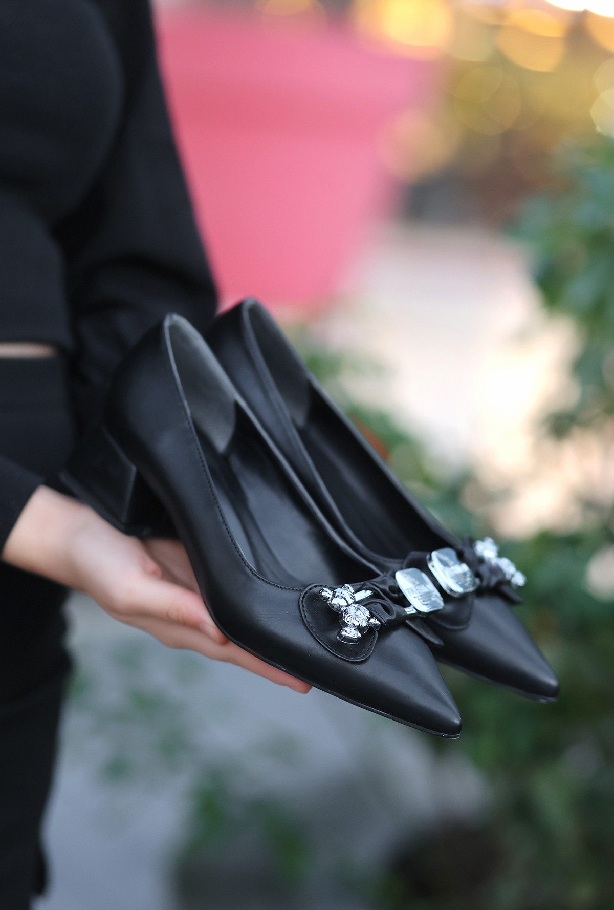 CLZ943 Siyah Cilt  Platin Tokalı Topuklu Ayakkabı