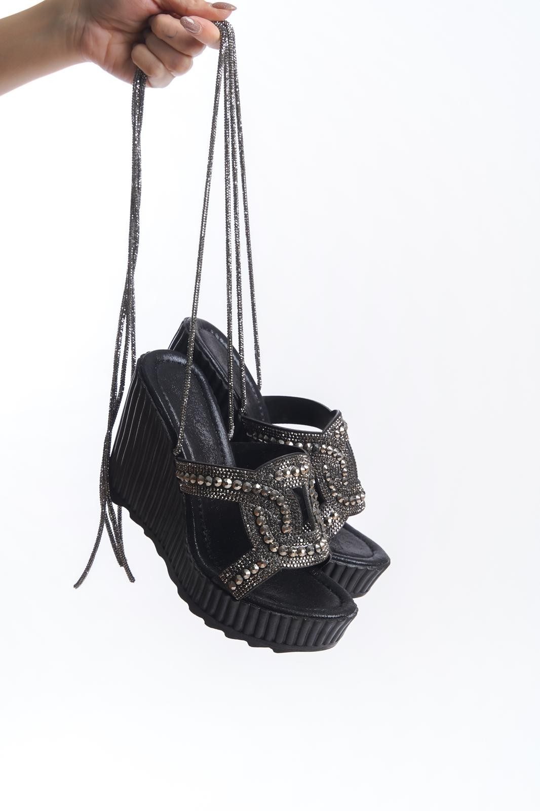CLZ943 Siyah Cilt Boncuk İşlemeli Sandalet