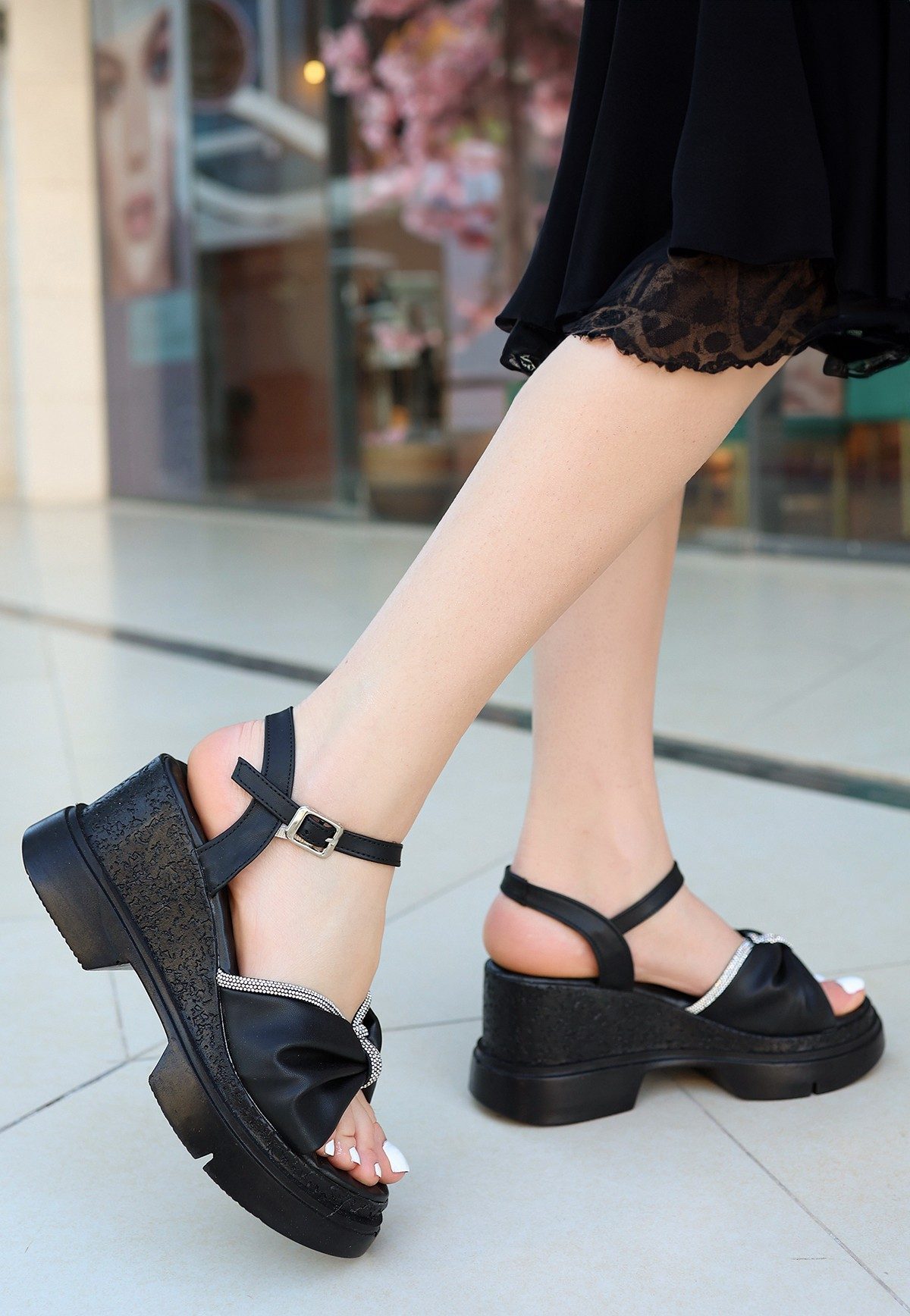CLZ943 Siyah Cilt Dolgu Topuk Sandalet