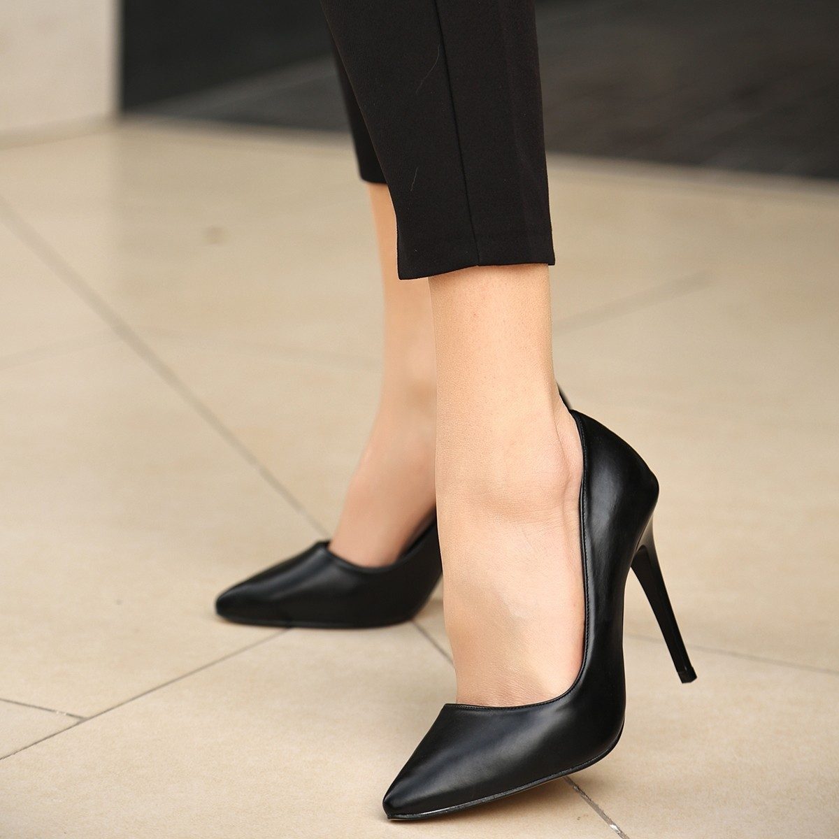 CLZ943 Siyah Cilt Stiletto Ayakkabı