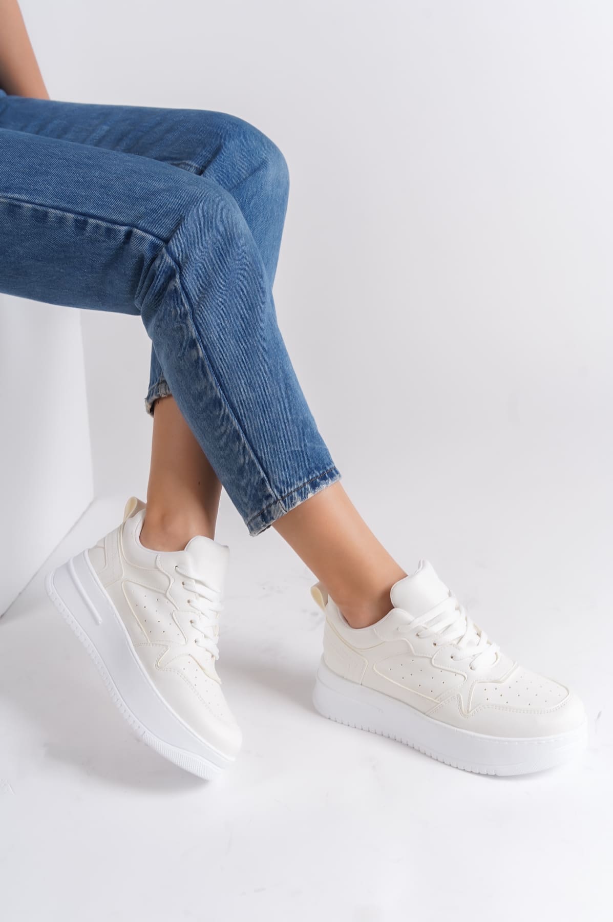 CLZ948  Bağcıklı Ortopedik Taban Kadın Sneaker Ayakkabı BT Kırık Beyaz