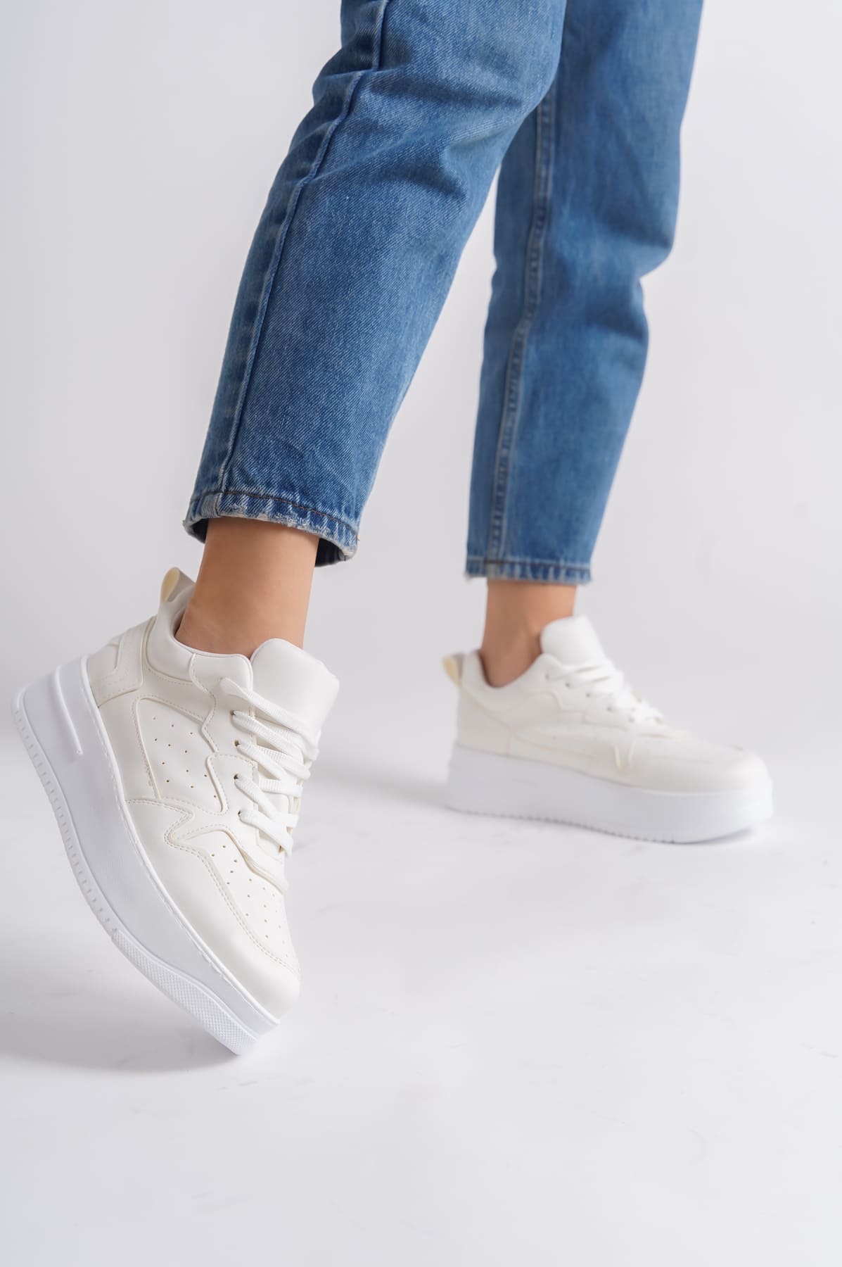 CLZ948  Bağcıklı Ortopedik Taban Kadın Sneaker Ayakkabı BT Kırık Beyaz