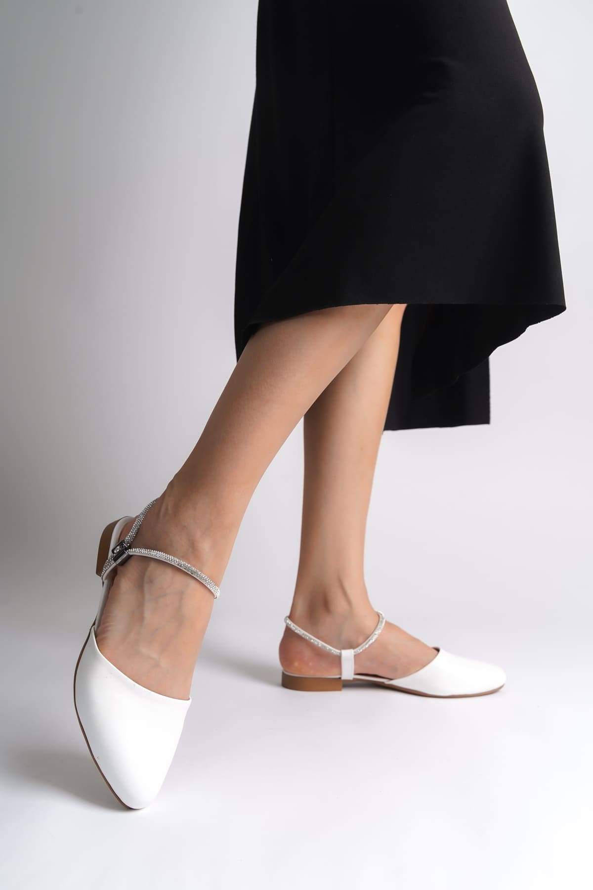 CLZ948 NA Lastikli Ortopedik Rahat Taban Bilekten Taş Detaylı Kadın Babet Ayakkabı KT Beyaz