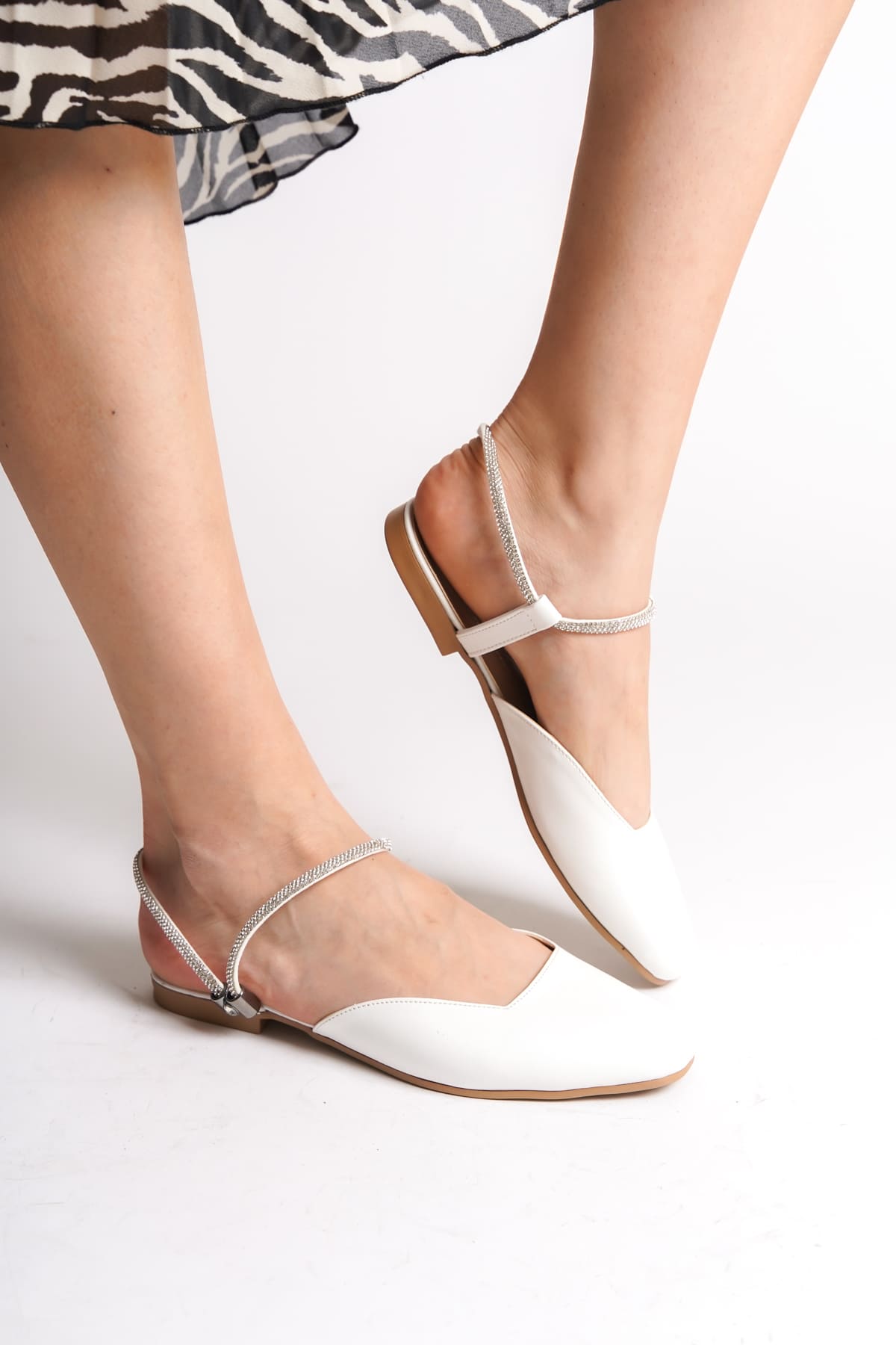 CLZ948  Lastikli Ortopedik Rahat Taban Bilekten Taş Detaylı Kadın Babet Ayakkabı KT Beyaz