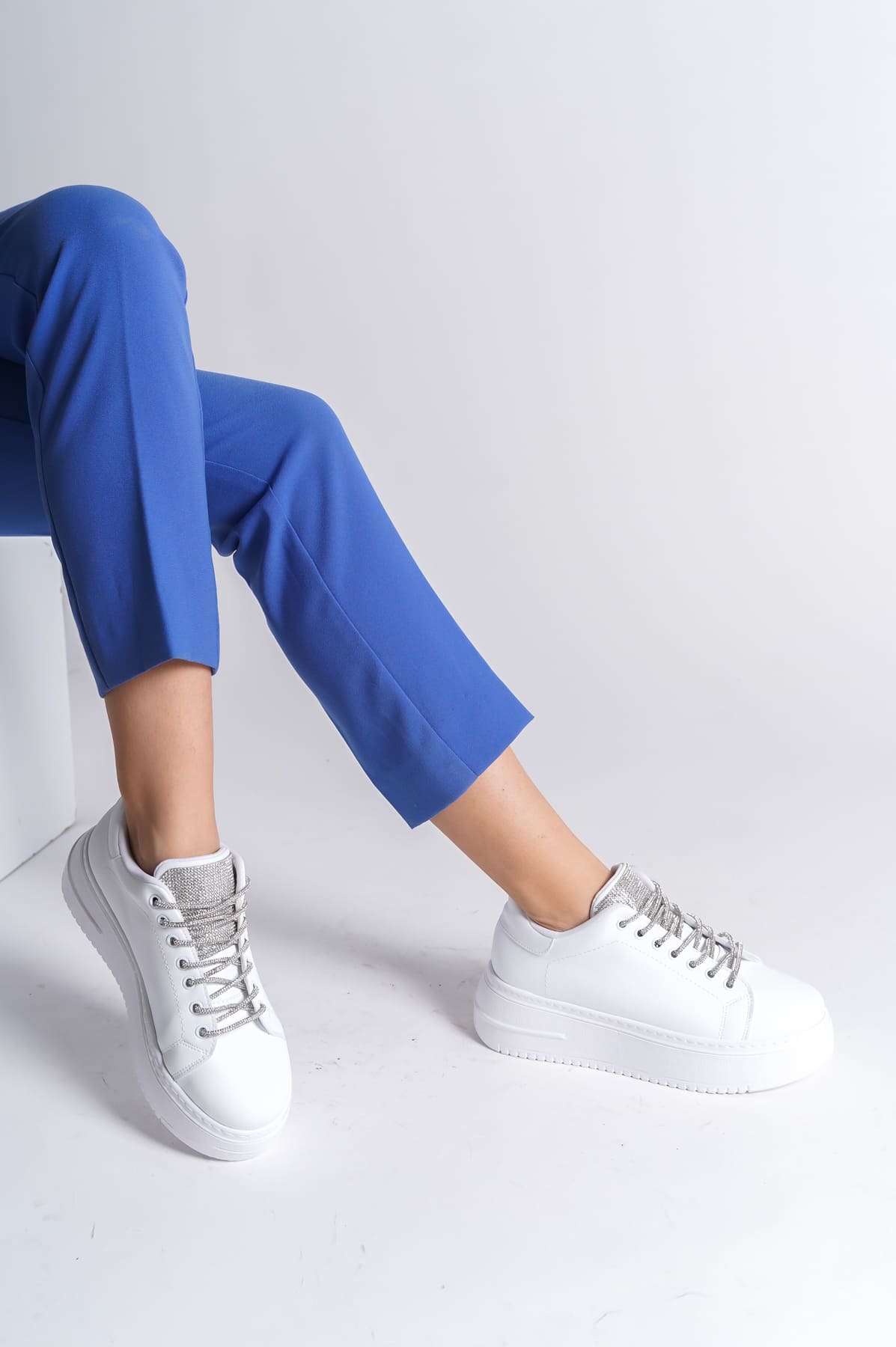 CLZ948  Bağcıklı Ortopedik Taban Taşlı Kadın Sneaker Ayakkabı BT Beyaz