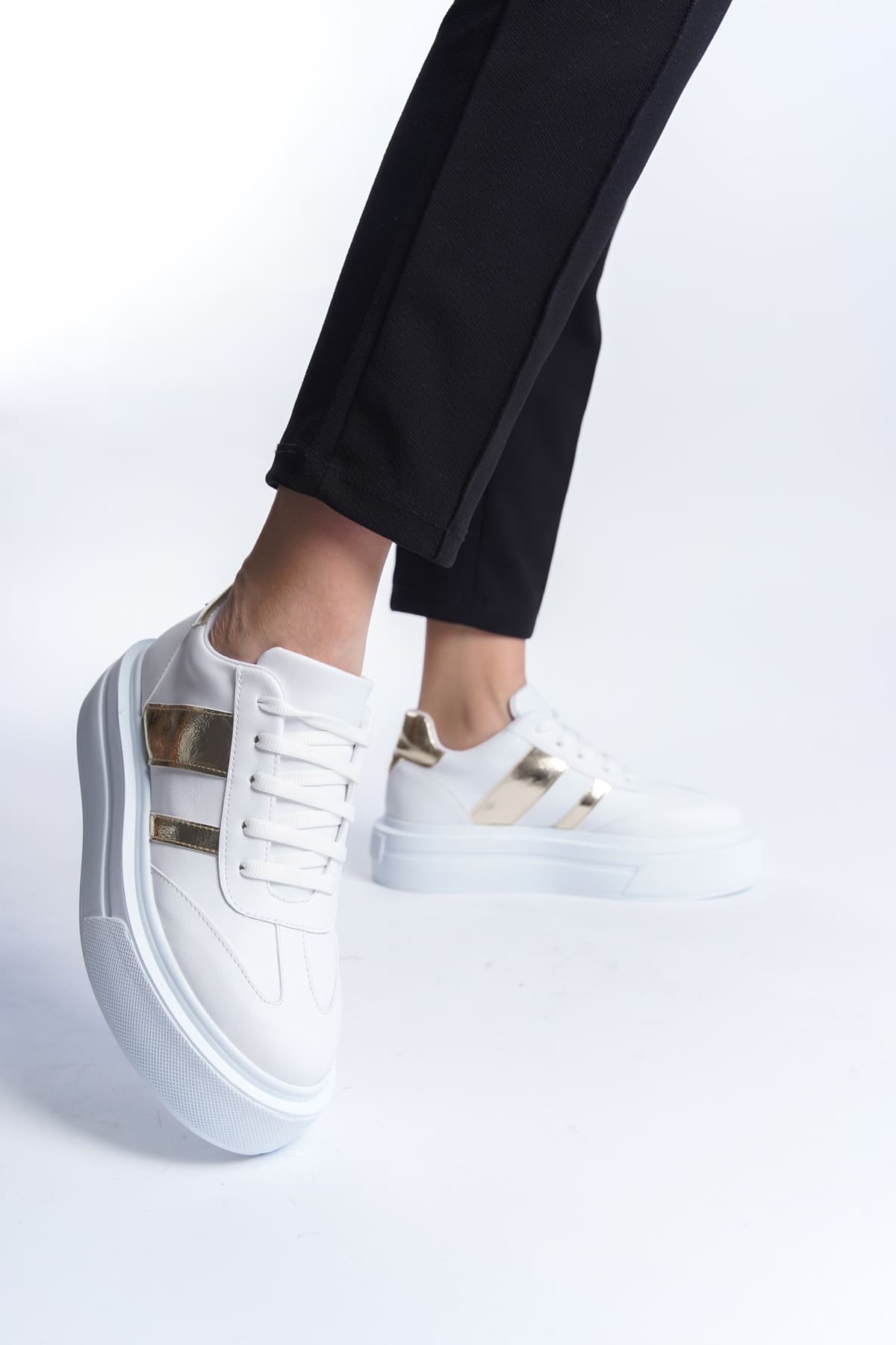 DIAS Bağcıklı Ortopedik Taban Kadın Sneaker Ayakkabı  Beyaz/Altın