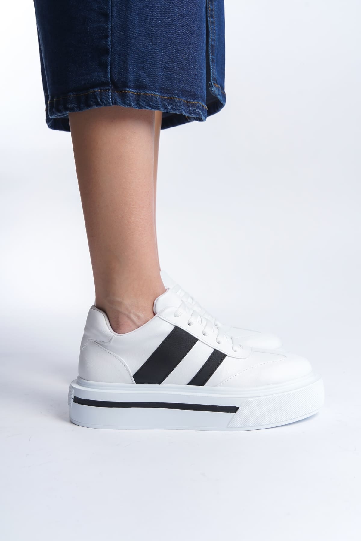 DIAS Bağcıklı Ortopedik Taban Kadın Sneaker Ayakkabı  Beyaz/Siyah