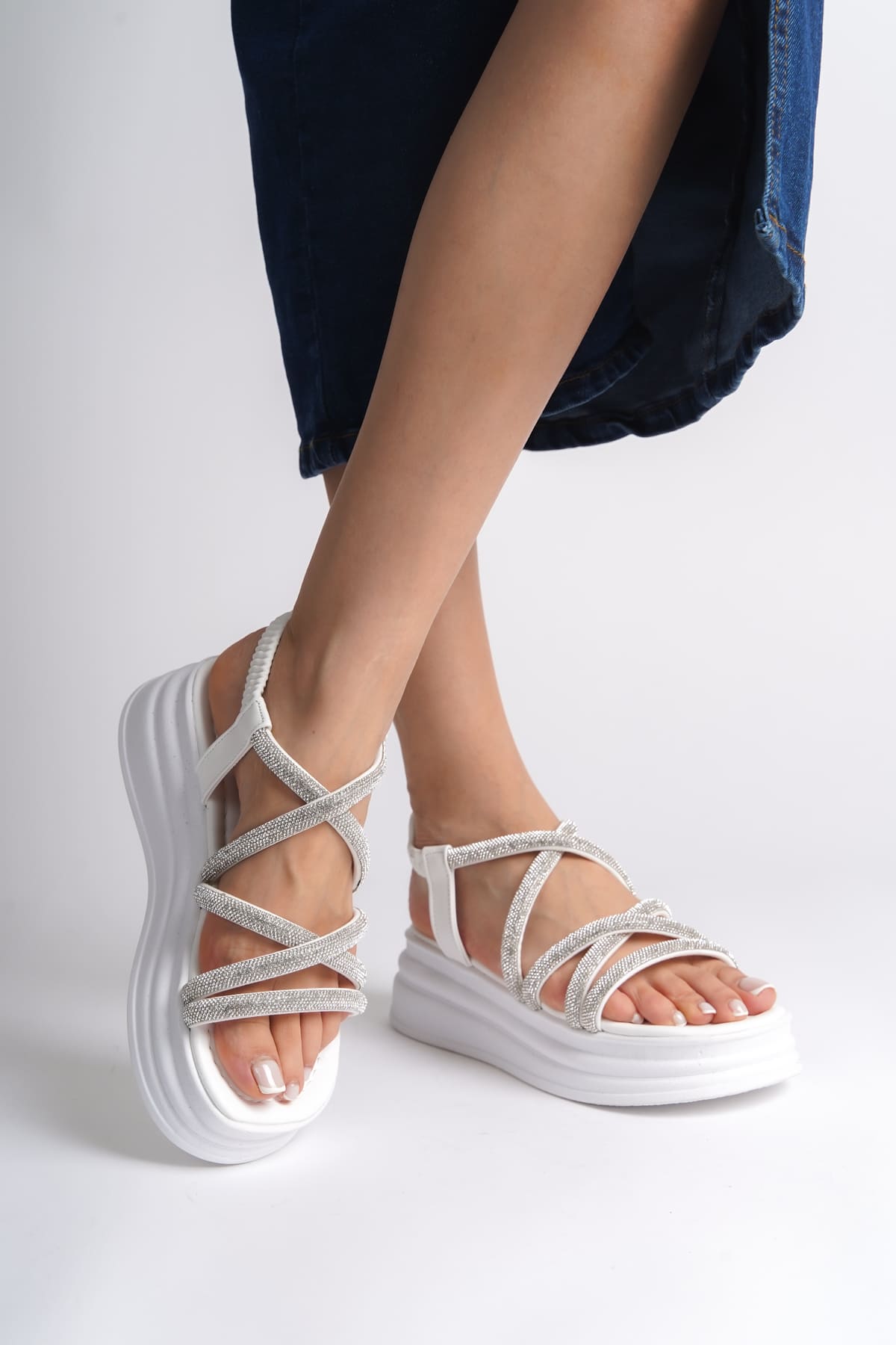 CLZ948  Lastikli Taşlı Şeritli Ortopedik Taban Kadın Sandalet BT Beyaz