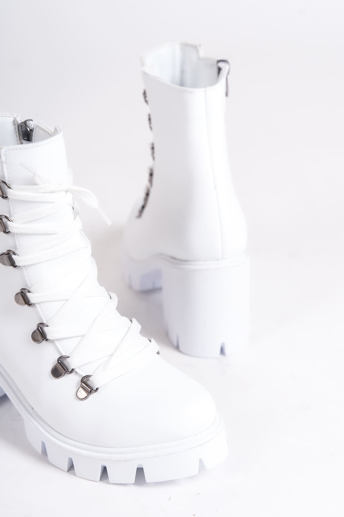 CLZ948  Bağcıklı Fermuarlı Ortopedik Taban Suya ve Soğuğa Dayanıklı Topuklu Cilt Kadın Bot BT Beyaz