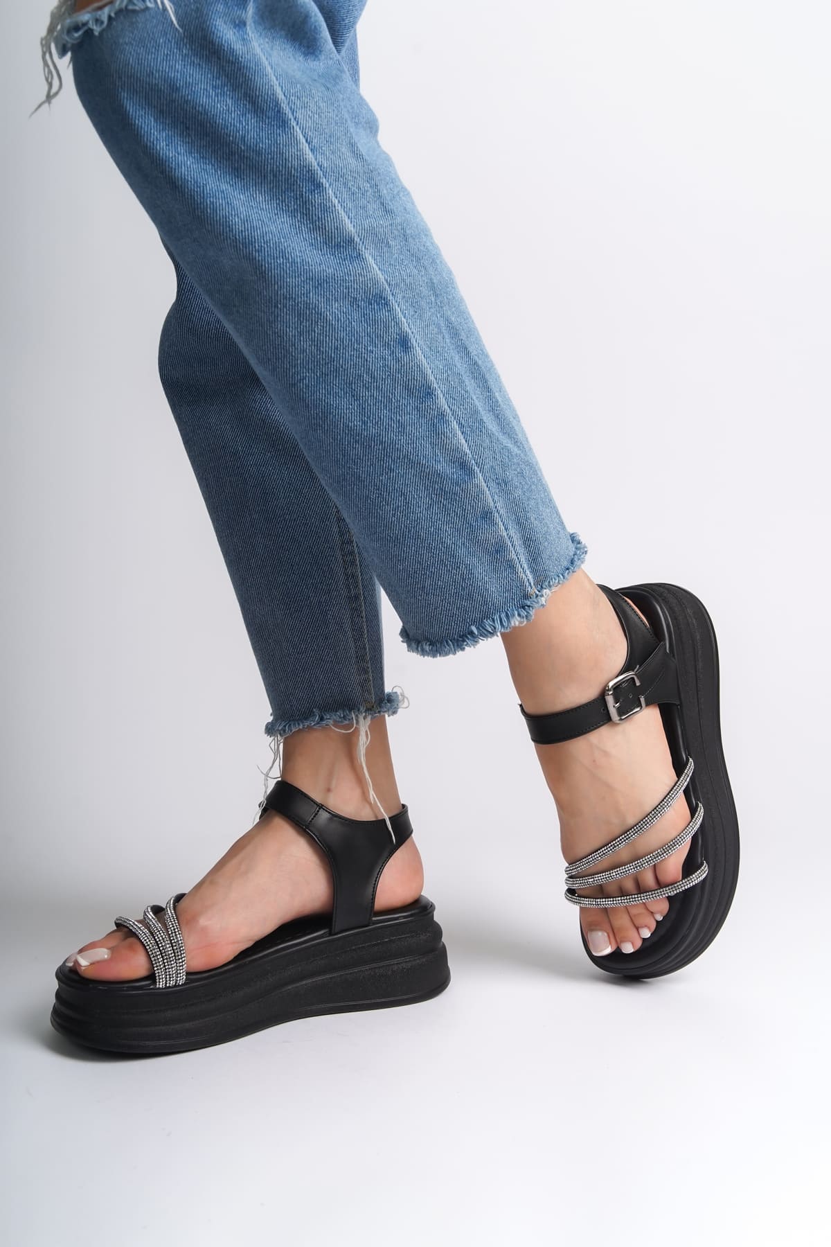 CLZ948  Kalın Tokalı Taşlı Şeritli Ortopedik Taban Kadın Sandalet ST Siyah